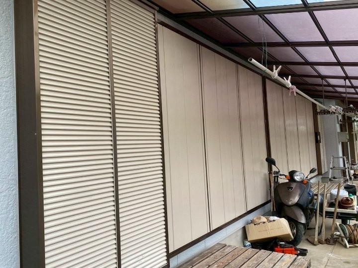 市原市土字にて劣化した雨戸と戸袋に吹き付け塗装工事を行い美観回復
